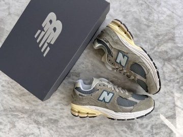 New Balance 2002R Sneakers
