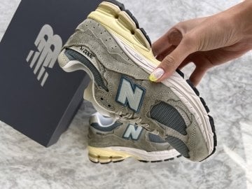 New Balance 2002R Sneakers
