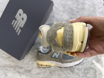 New Balance 2002R Sneakers