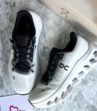 Nurgül hn on sneakers